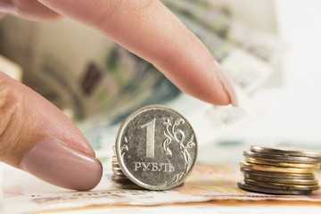 Как получить вычет при покупке квартиры работающему пенсионеру?