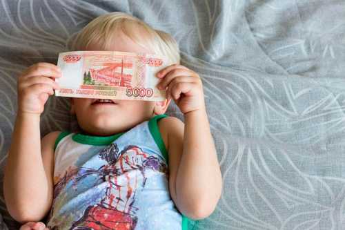 Кому выплачивается пособие по уходу за ребенком до 1,5 лет?