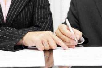 В каких случаях срочный трудовой договор может быть продлен?